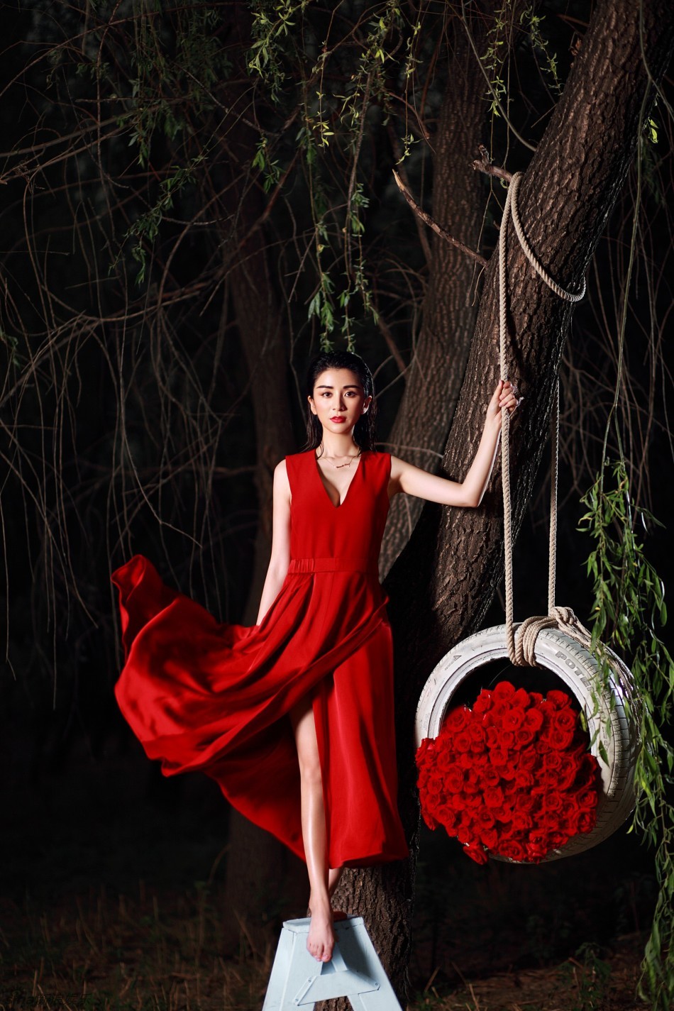 刘庭羽妖娆变复古女郎 深v红裙性感撩人