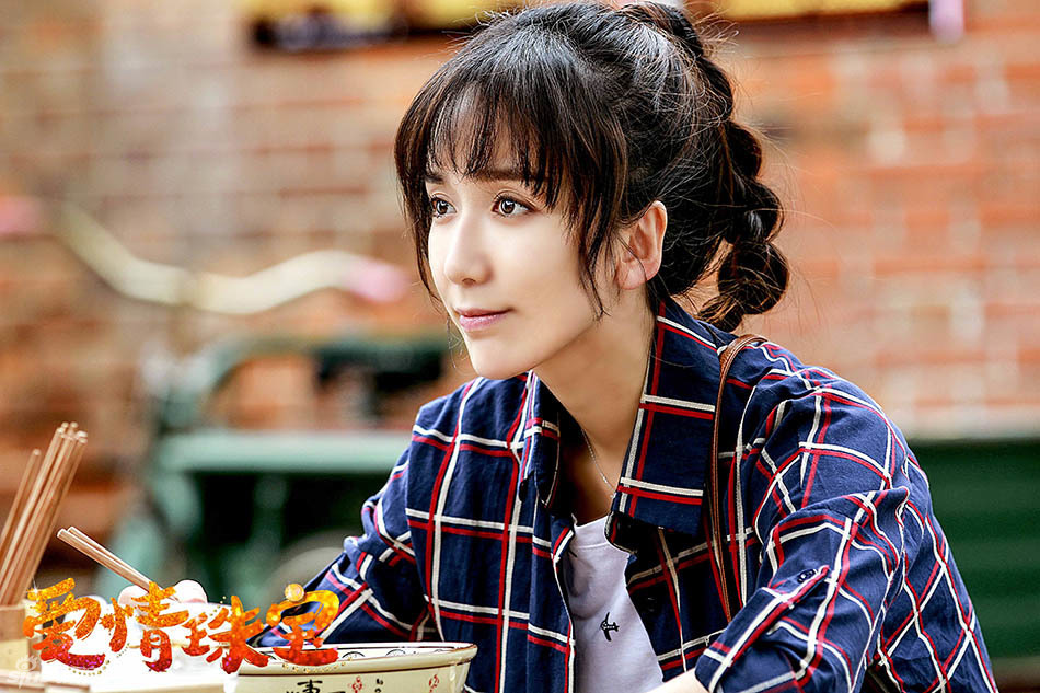 爱情珠宝将播娄艺潇红唇性感显妩媚