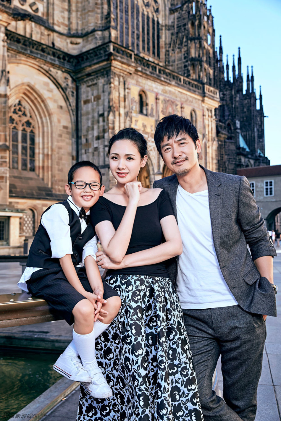 郭晓东一家三口幸福溢出屏_高清图集_新浪网