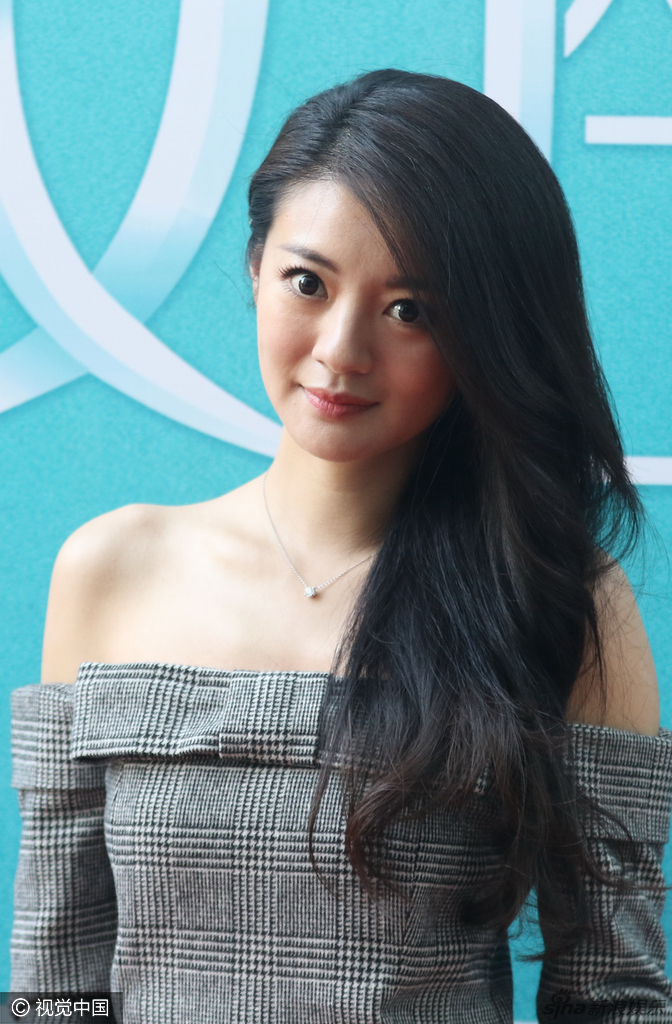 组图:安以轩灰色抹胸裙现身大露香肩 嘟嘴卖萌_高清图集_新浪网