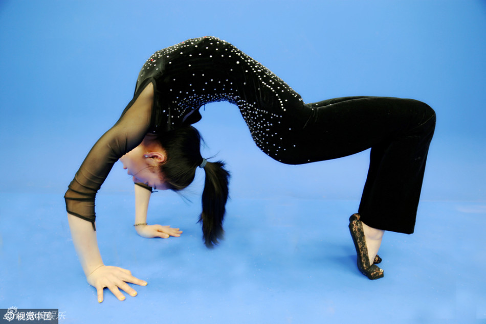 太惊艳中国柔术女王刘藤身段柔韧逆天