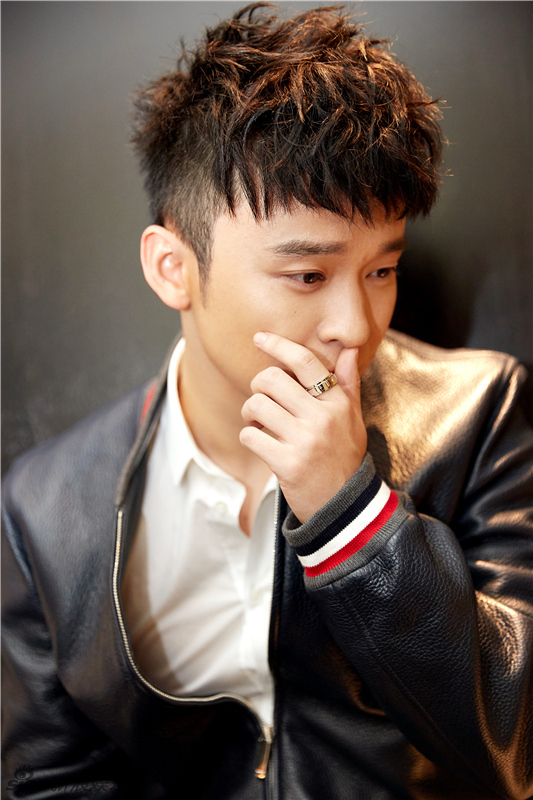 董子健皮衣演绎京城雅痞范儿_高清图集_新浪网