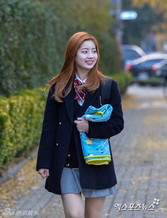 11月17日上午,韩国2017大学入学考试拉开帷幕,twice成员金多贤等艺人