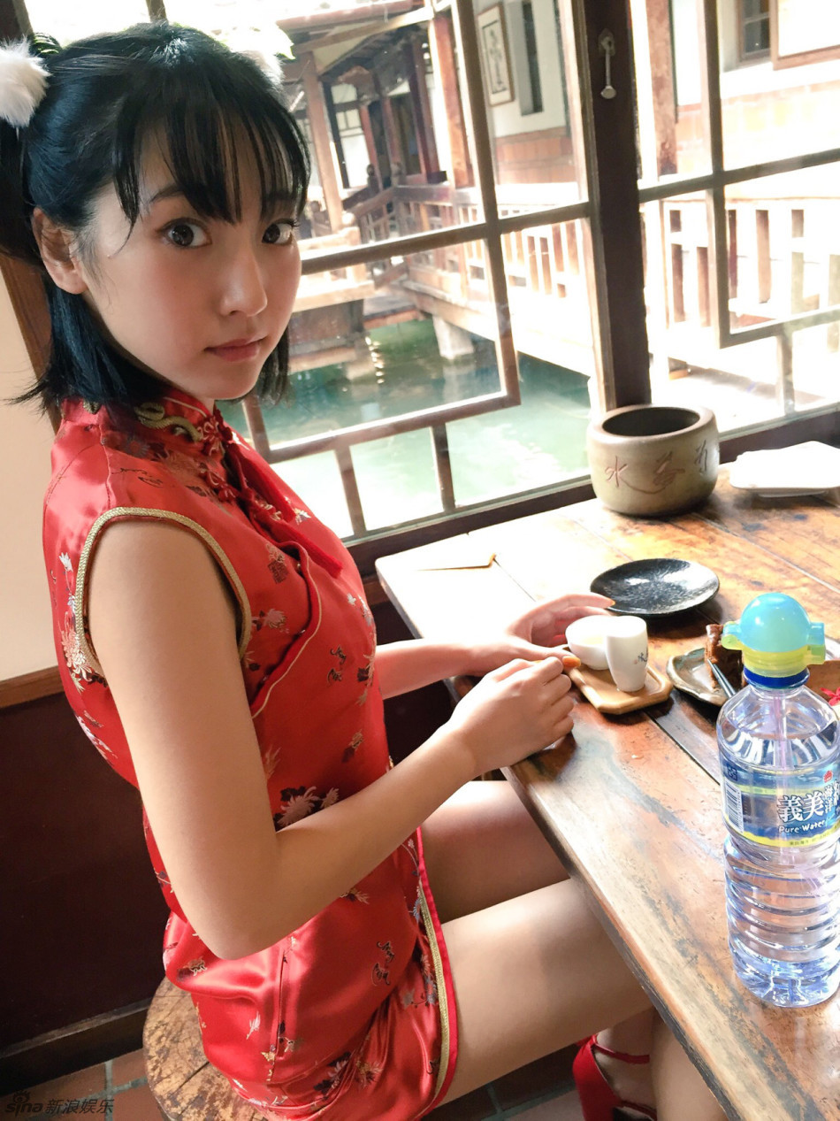 组图:日女星穿中式旗袍秀长腿 裙长太短险露臀_高清图集_新浪网