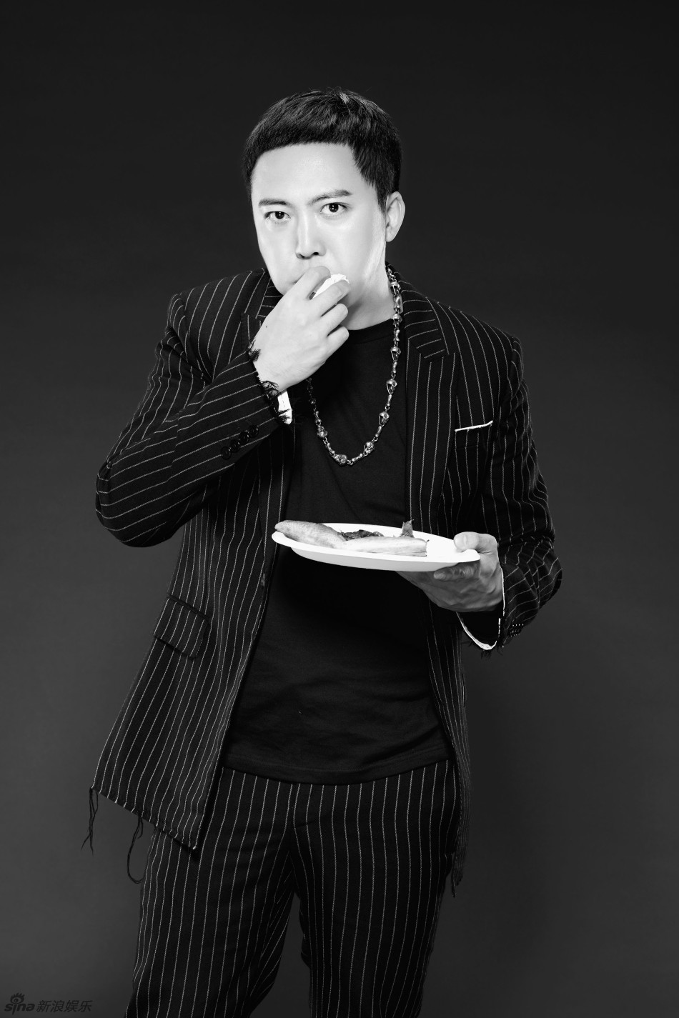 组图:张一鸣曝复古文艺写真 大秀喜剧人表情包_高清图集_新浪网