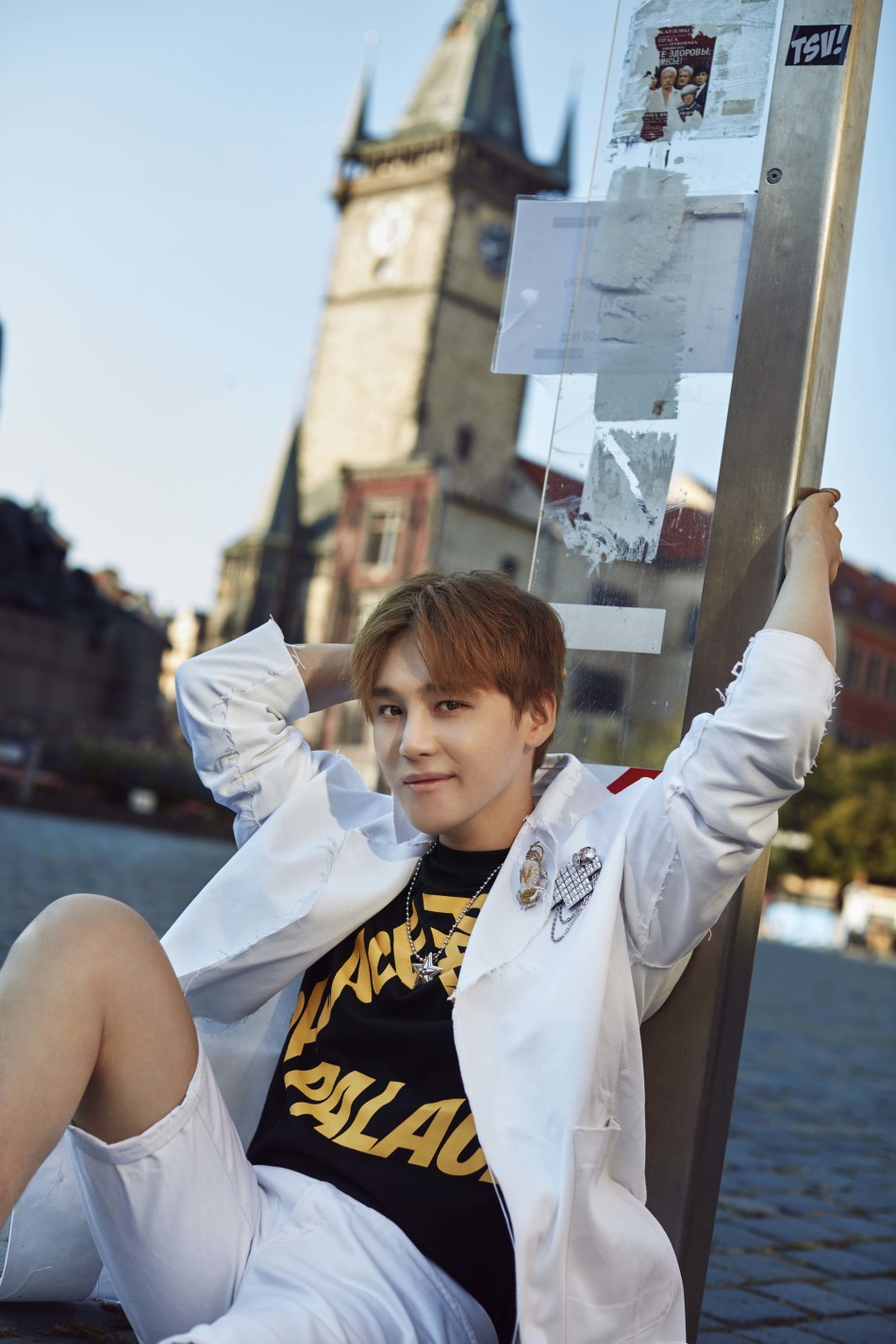 组图:李炜曝欧洲写真 简约毛衣打造暖冬造型_高清图集_新浪网