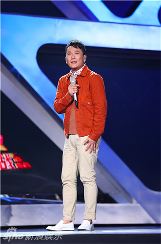 张信哲模仿费玉清的手势