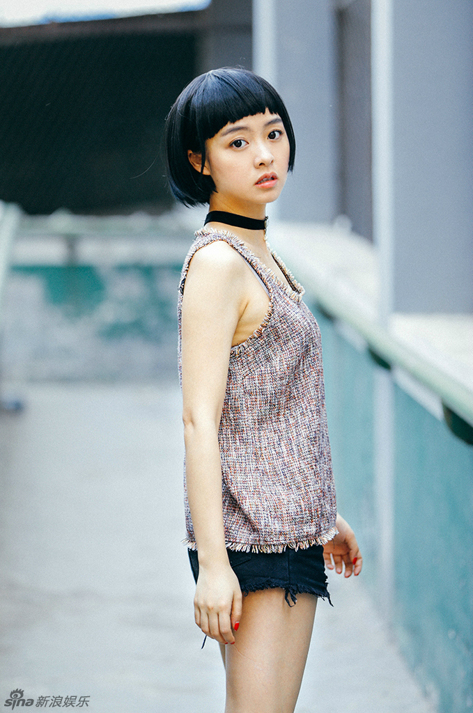 组图:余心恬清爽秀香肩美腿 利落短发文艺范足_高清图集_新浪网