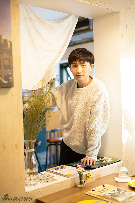 梁振伦青涩笑容演绎温暖学长_高清图集_新浪网