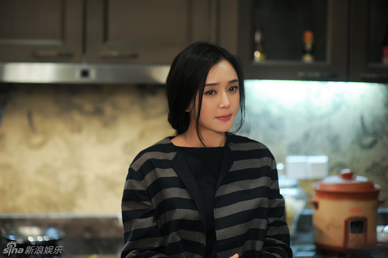 新浪娱乐讯 湖南卫视《咱们相爱吧》秦岚在剧中饰演一个饱受折磨的