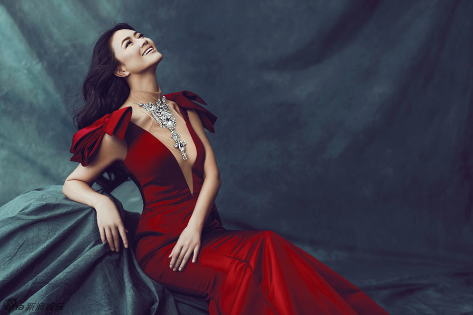 田海蓉深v红裙秀美背 优雅高贵似美人鱼