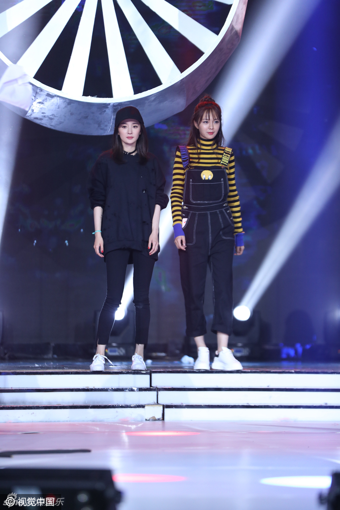 组图:"腿精"!杨幂沈梦辰彩排走秀表情撩人_高清图集_新浪网