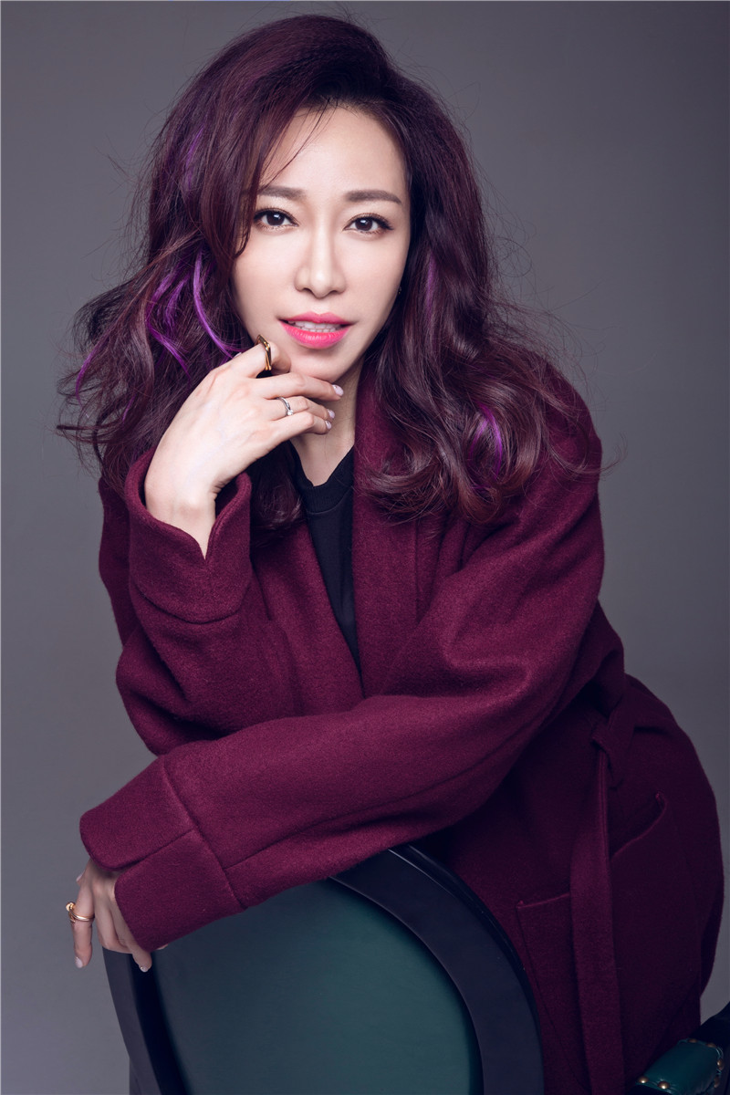 组图:金池冬日写真曝光 挑染卷发引领时尚潮流