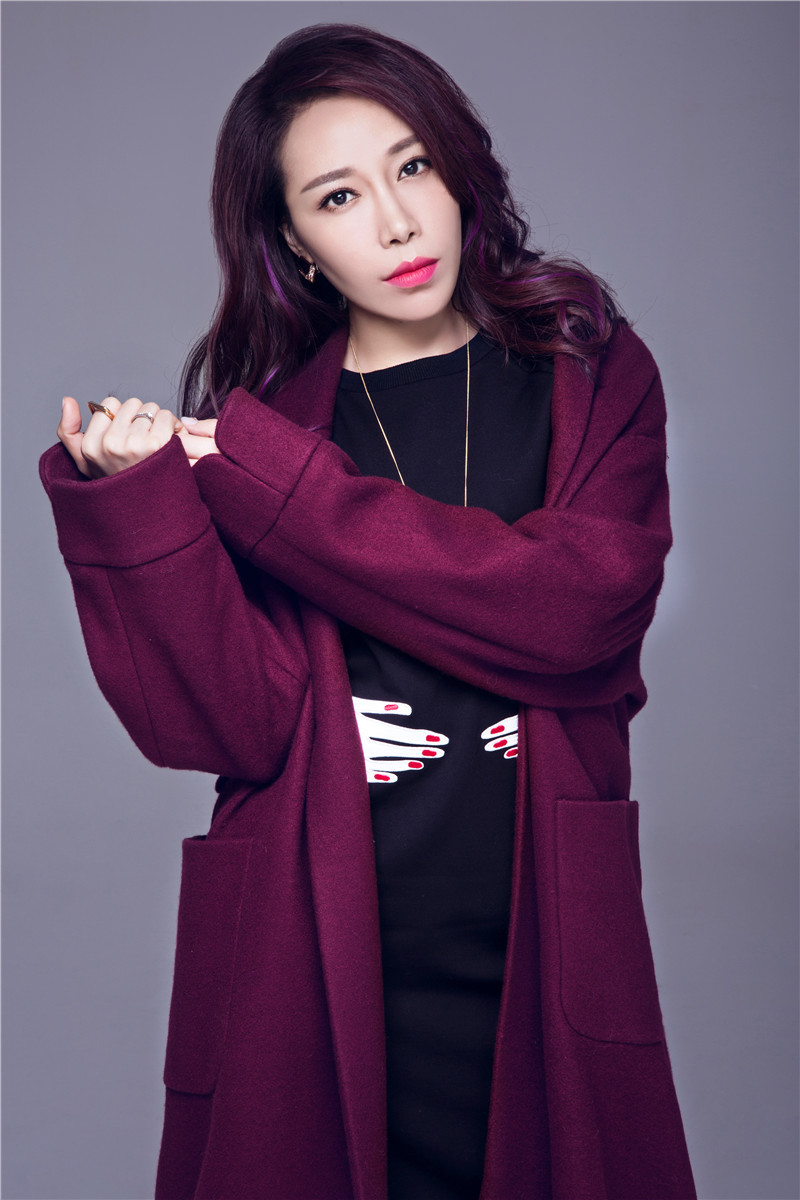 组图:金池冬日写真曝光 挑染卷发引领时尚潮流