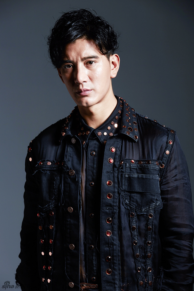 蒲巴甲化身潮男展现野性魅力