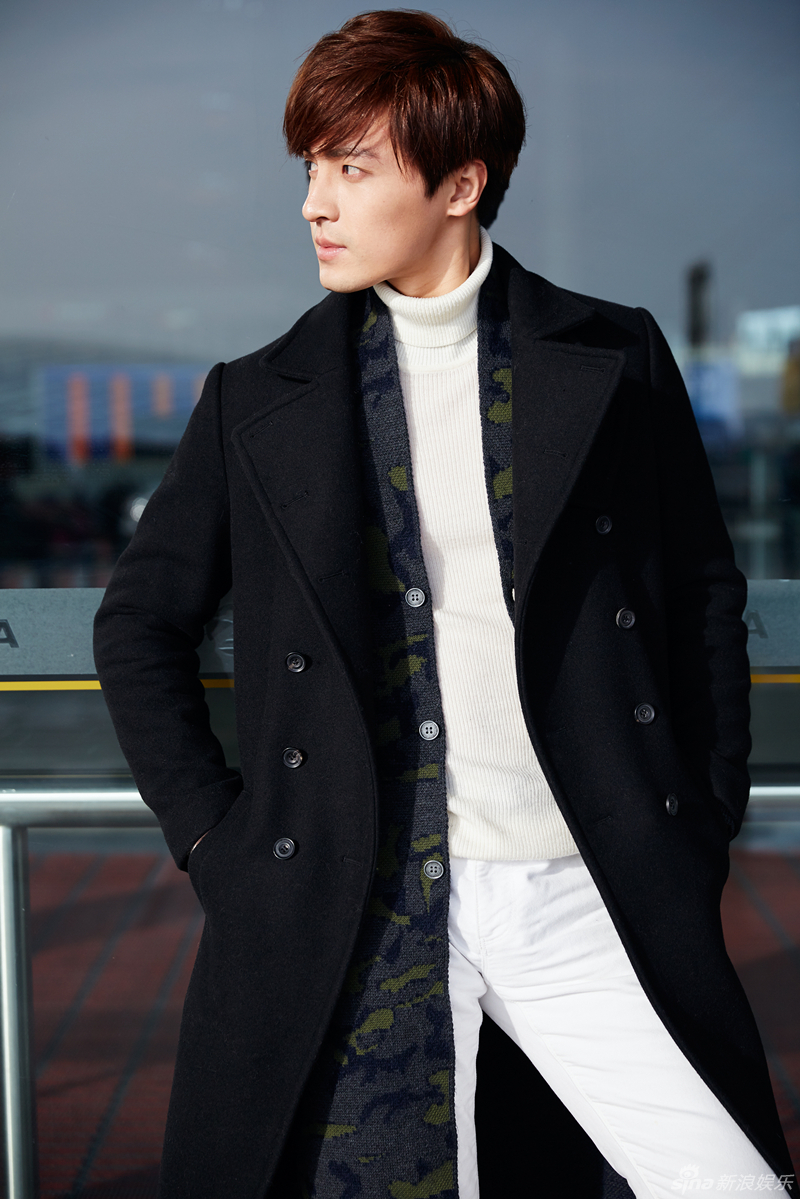 高泰宇墨镜黑衣现身机场