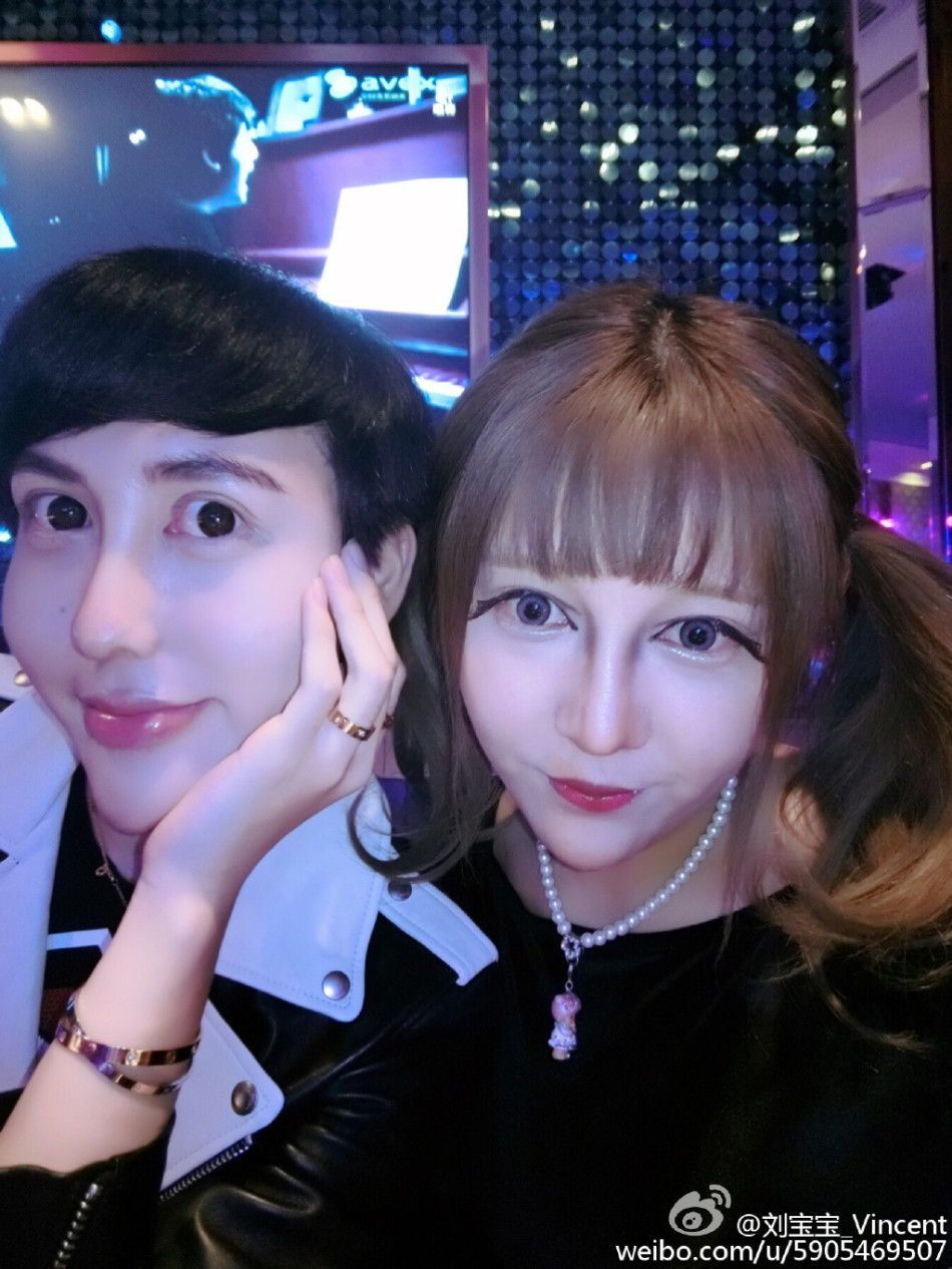 照片中,刘梓晨与"芭比天团"姐妹一同出镜,堪称现实版恐怖蜡像馆.