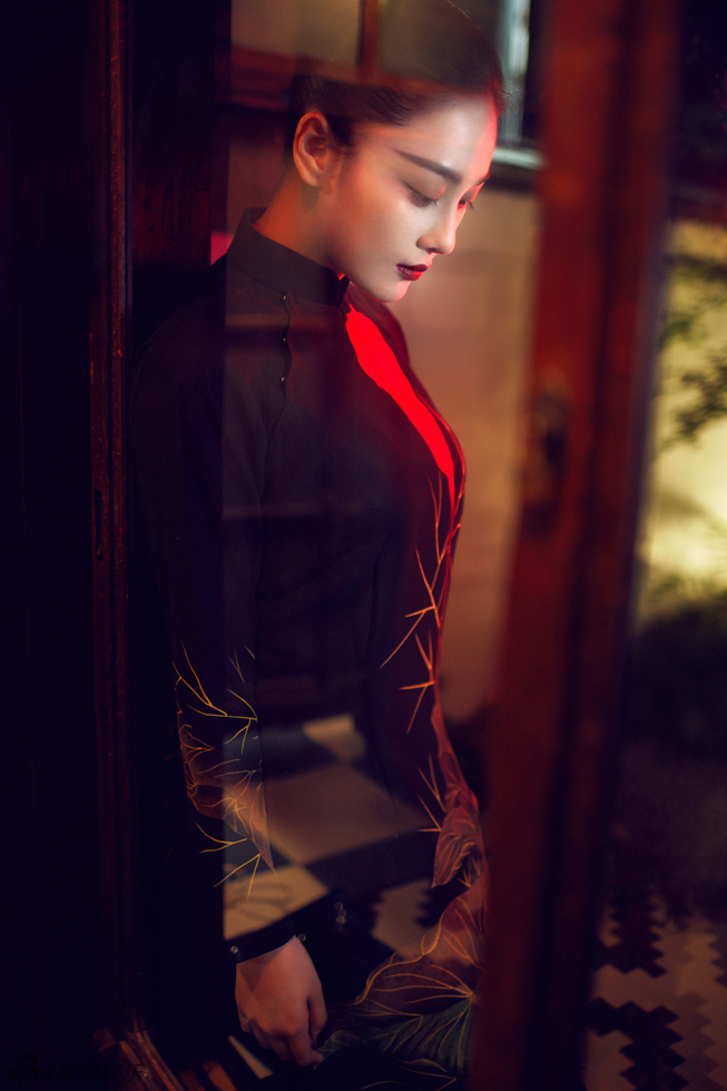 张馨予高开叉旗袍魅惑冷酷