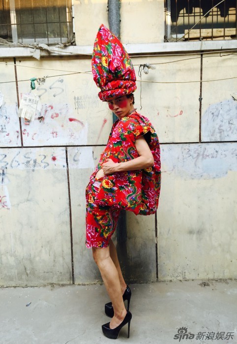 男子穿张馨予同款床单拍大片