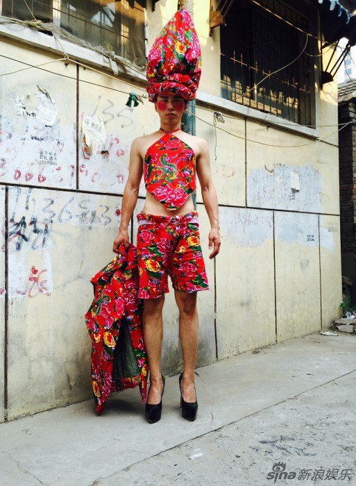 一男子穿上张馨予同款"东北大花"再次踏上马路时装秀的征程,奇葩造型