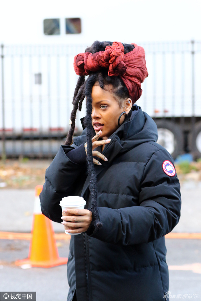 蕾哈娜章鱼头裹围巾造型雷人