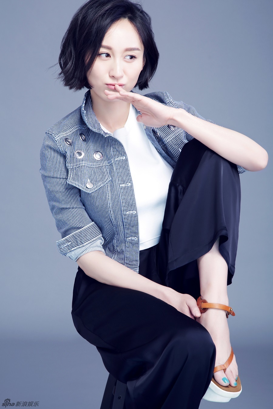 11.24 12:16:29 2 / 4 新浪娱乐讯 近日,演员练束梅曝光了一组写真.