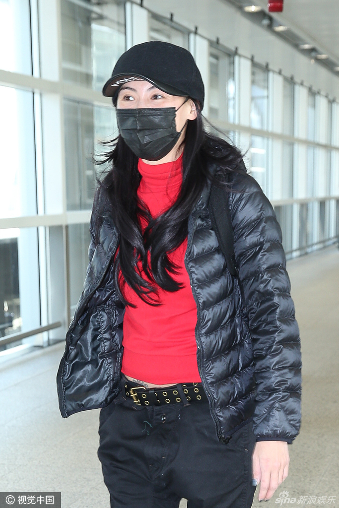 张柏芝穿垮裤露腰间纹身 口罩难遮肤白貌美