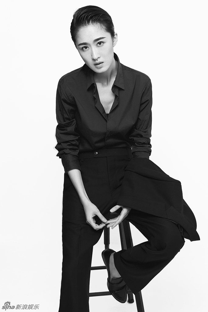 组图:张雯黑白西装攻气爆表 时尚变身职场女王_高清图集_新浪网