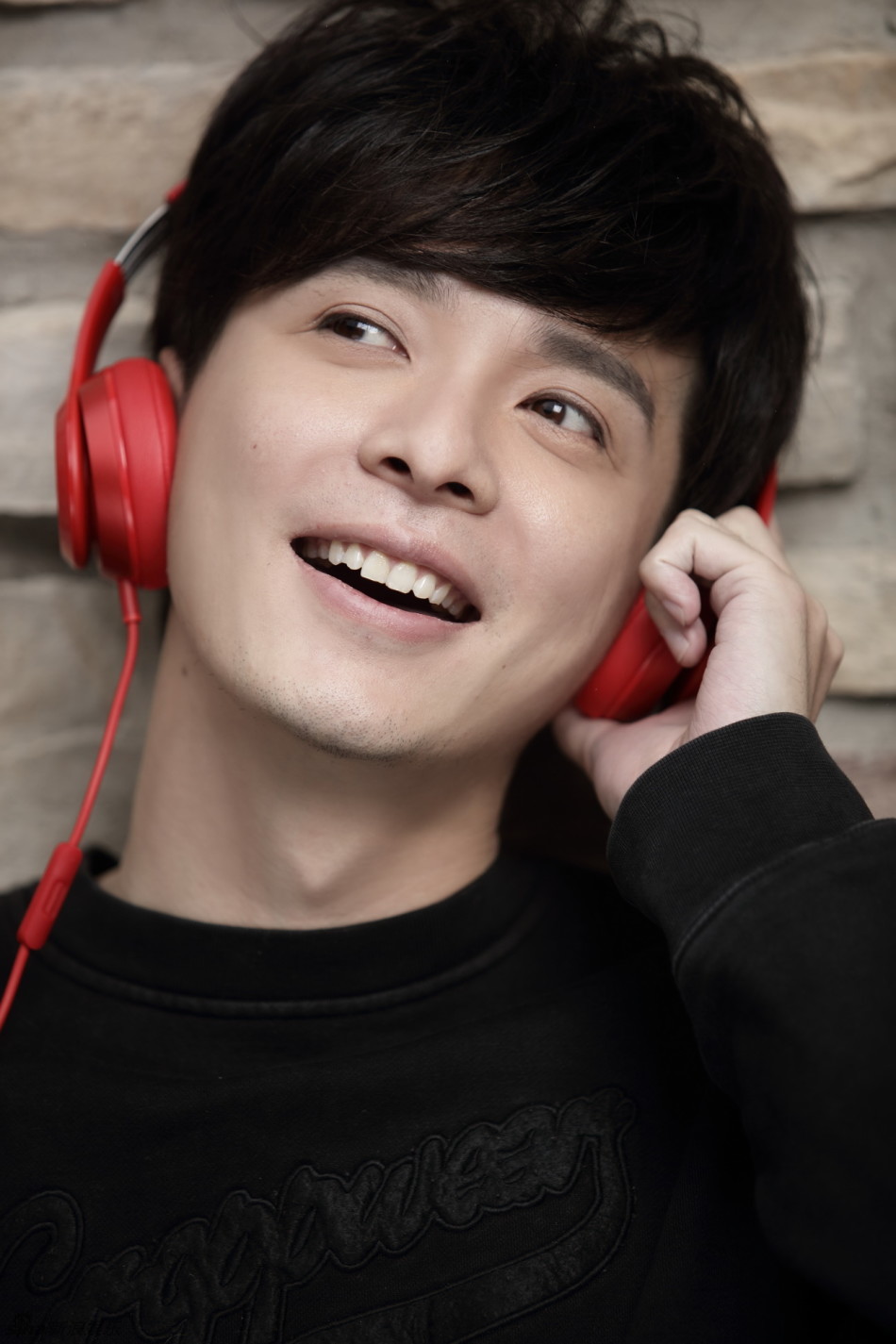 刘智扬侧耳倾听