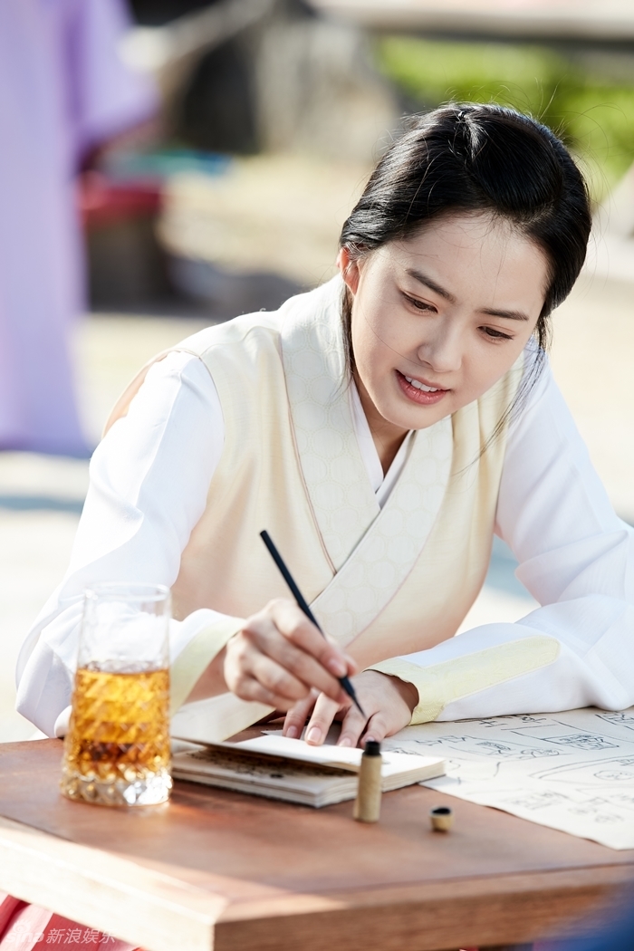 组图:《花郎》高雅拉剧照 端坐写字表情认真_高清图集_新浪网