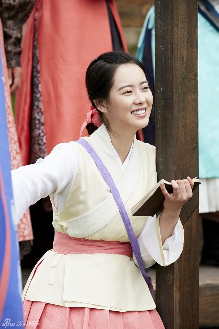 组图:《花郎》高雅拉剧照 端坐写字表情认真