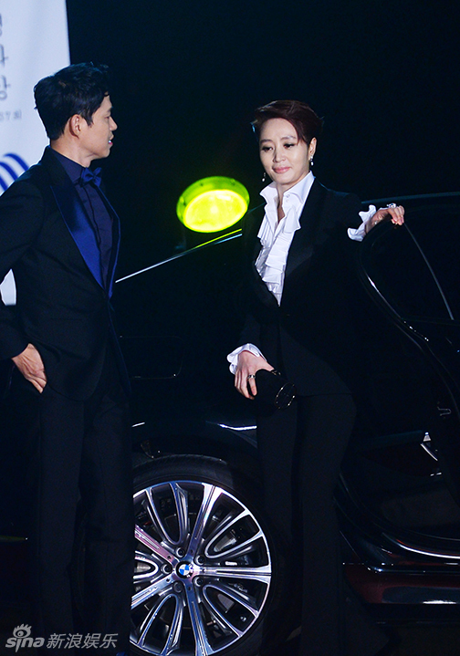 第37届韩国青龙电影奖于11月25日在首尔庆熙大学举行,sbs电视台对颁奖