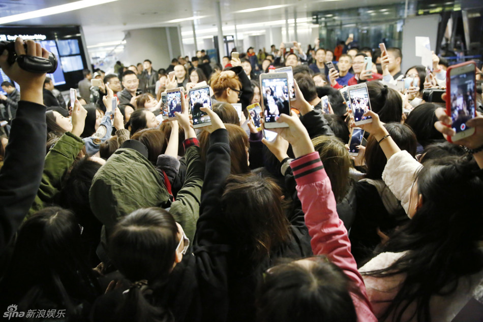 组图:黄子韬抵上海拍《谈判官》粉丝机场接机_高清图集_新浪网