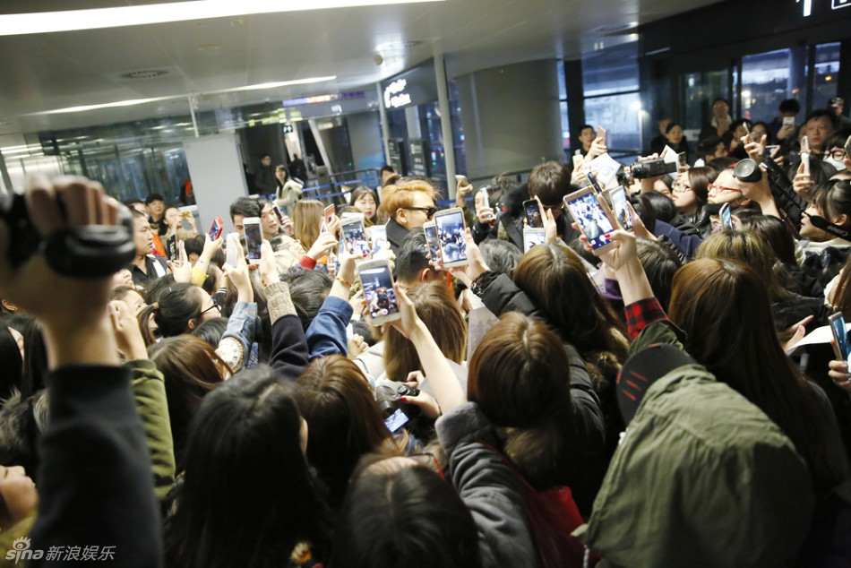 组图:黄子韬抵上海拍《谈判官》粉丝机场接机_高清图集_新浪网