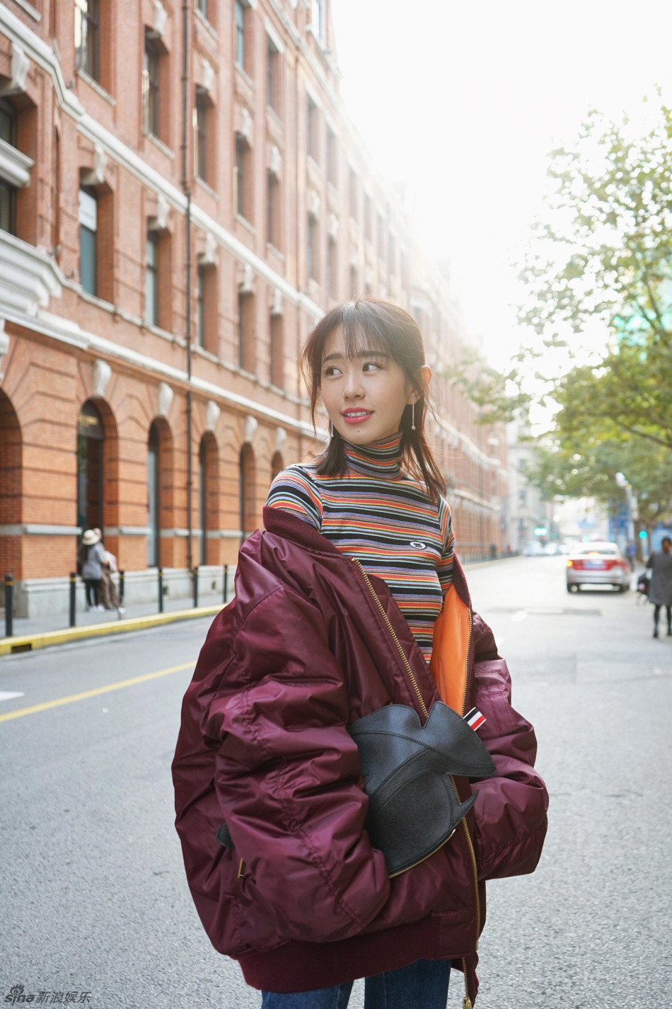 25 1 / 6 新浪娱乐讯 近日,演员孙耀琦就身着紫色宽松羽绒外套,在街拍