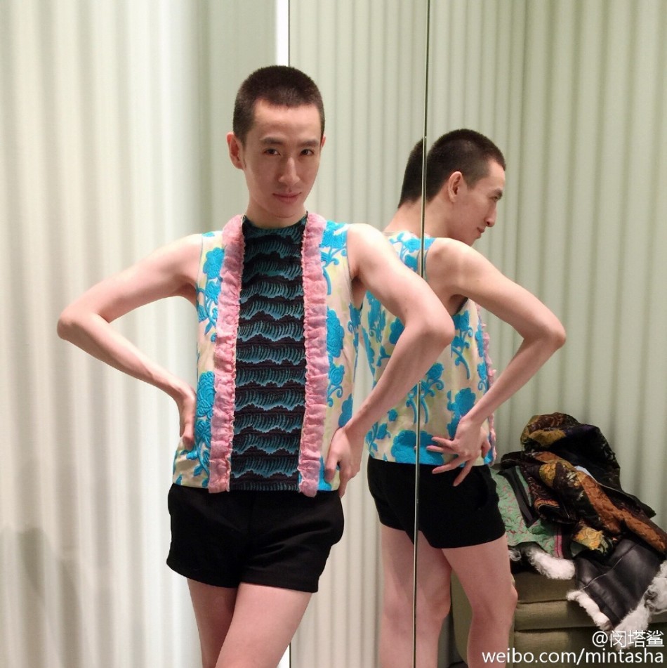 这位微博id名叫闵塔鲨的男子是范冰冰御用造型师,他的美腿足以让女星