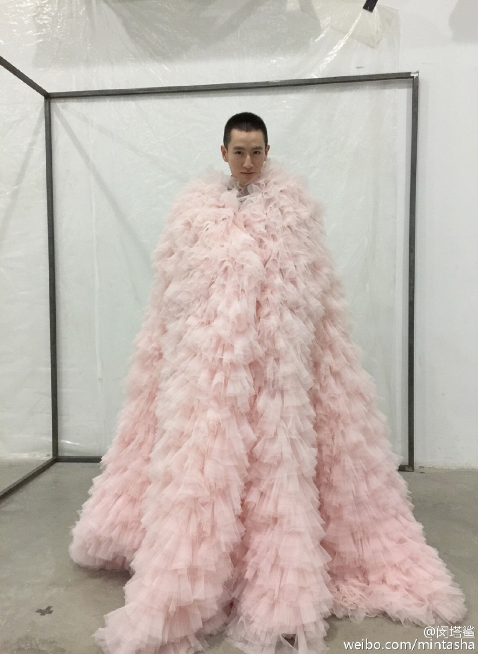 闵塔鲨本名闵锐,是某杂志的时装总监,他的美腿足以让很多女星无地自容