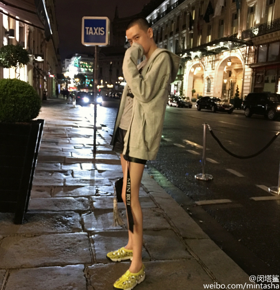 18 / 18 新浪娱乐讯 这位微博id名叫闵塔鲨的男子是范冰冰现在的御用