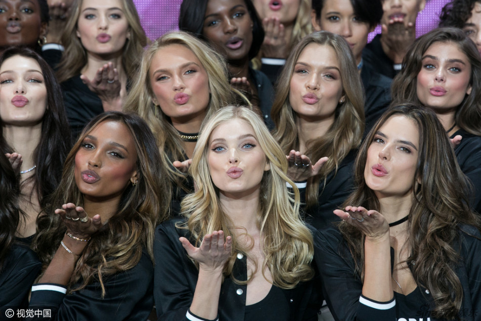 52位维密天使齐聚巴黎大皇宫