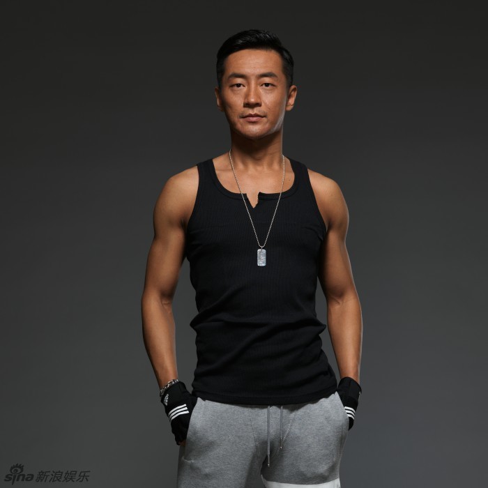霍亚明性感大秀健硕肌肉_高清图集_新浪网
