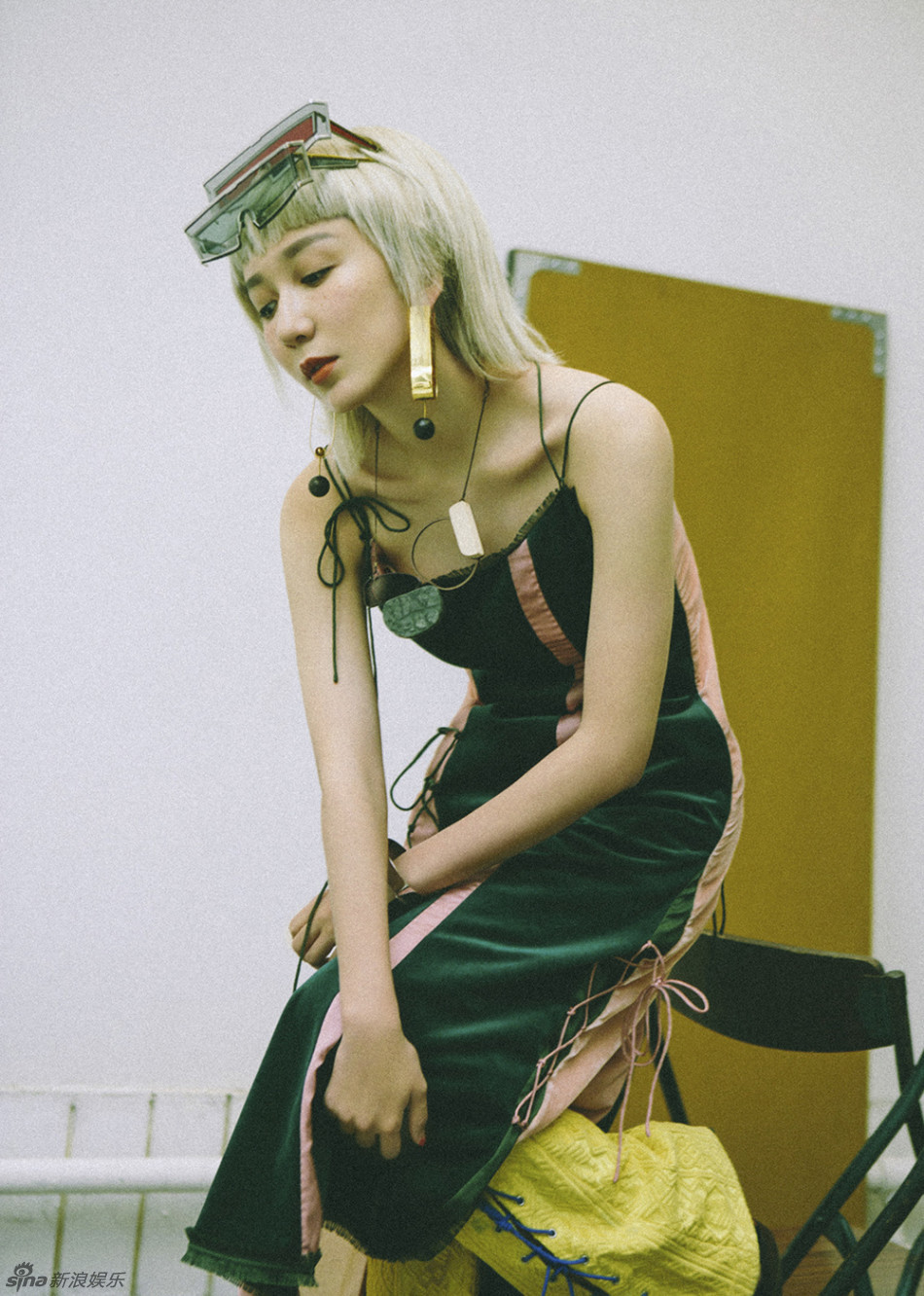 组图:娄艺潇短发颓靡仙美 复古演绎性冷淡风_高清图集_新浪网