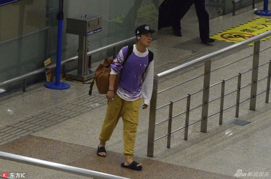 组图:陈冠希造型不羁 脚踩拖鞋不停问路_高清图集_新浪网