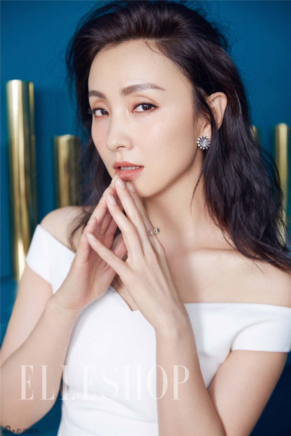 如果说一双迷人的笑眼是她的杀手锏,那么收敛笑容摆起pose的陶虹则