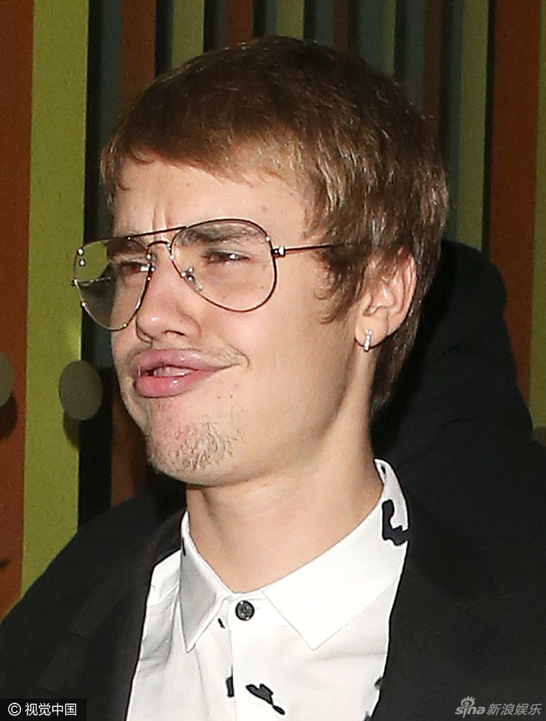 组图:比伯秒变斯文精英男 噘嘴搞怪脸长过卷福_高清图集_新浪网