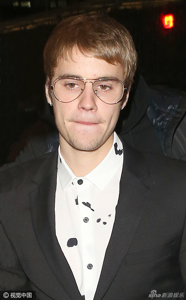 组图:比伯秒变斯文精英男 噘嘴搞怪脸长过卷福_高清图集_新浪网