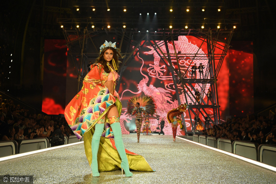 组图:绚烂中国风 维密天使穿中国元素内衣走秀_高清图集_新浪网