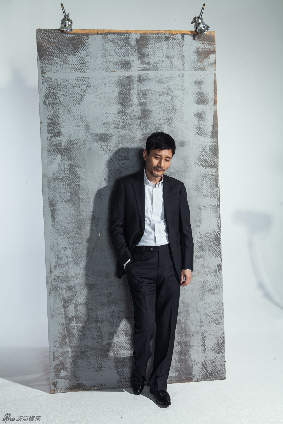 组图:田小洁写真曝光 时尚演绎儒雅老干部风_高清图集_新浪网