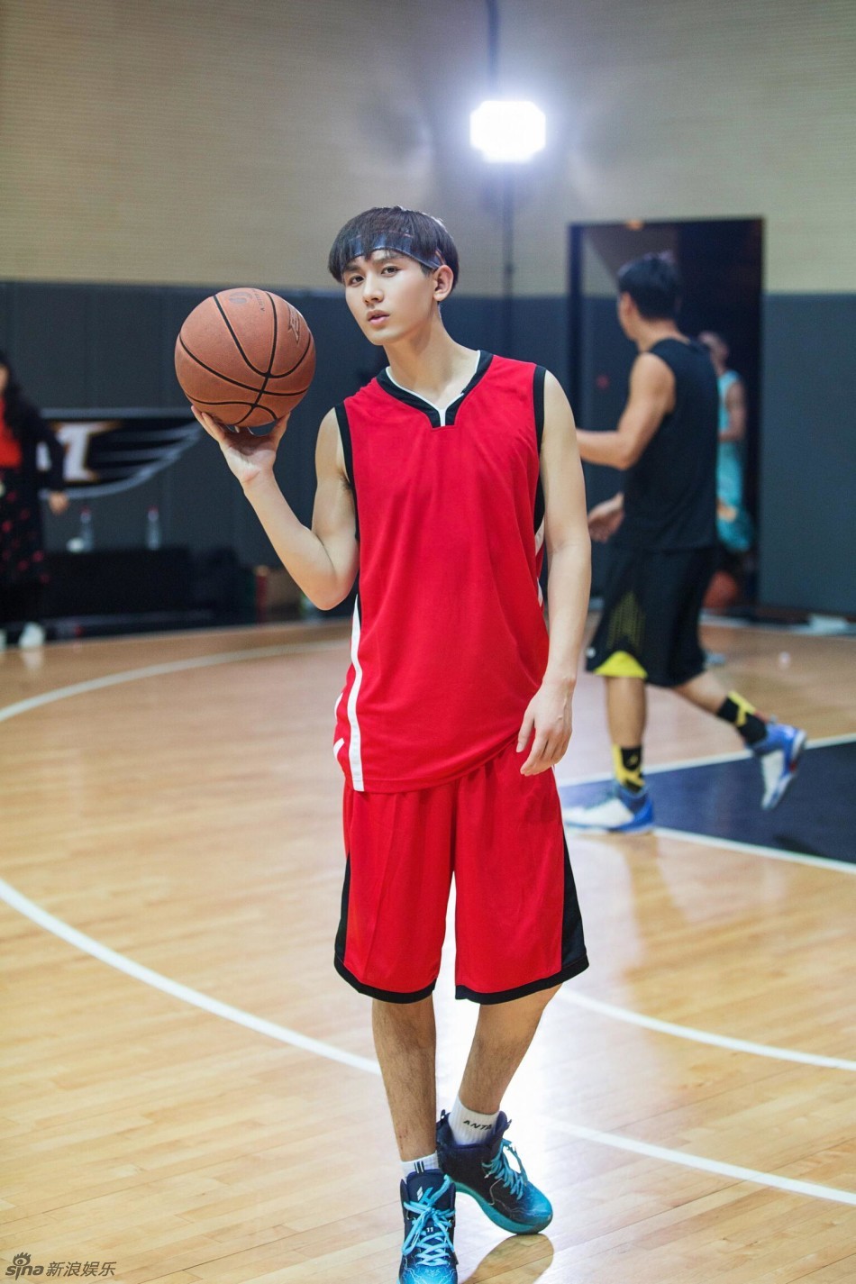 组图:成毅大红球衣变篮球少年 挥洒青春热血_高清图集_新浪网