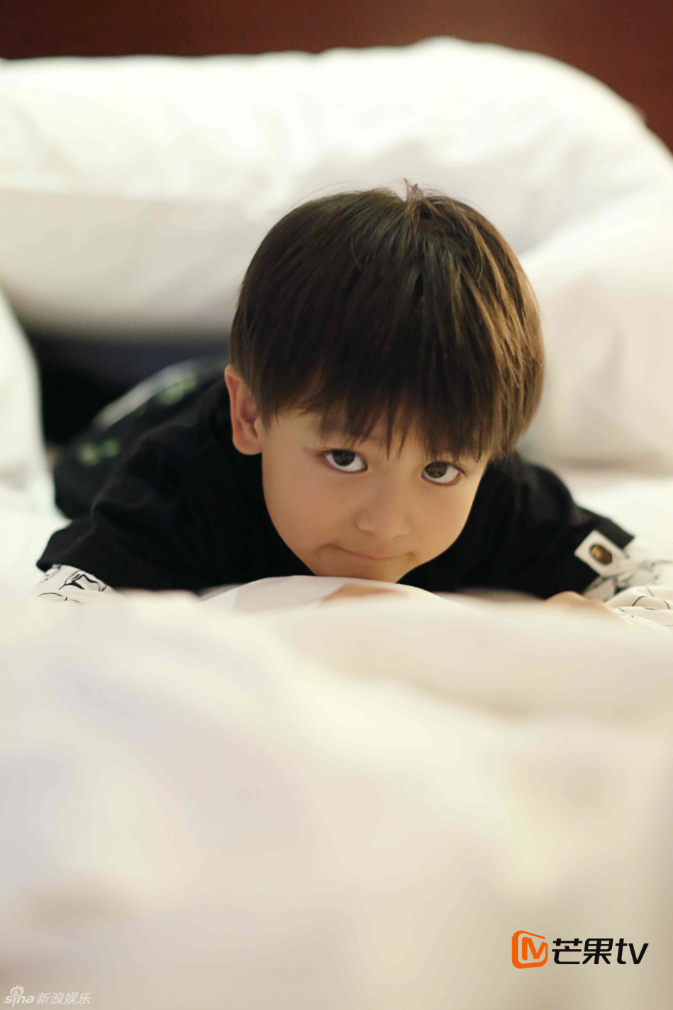 组图:小亮仔搞怪做鬼脸 被窝照软萌似猫咪_高清图集_新浪网