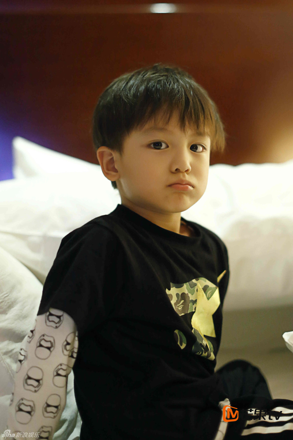 组图:小亮仔搞怪做鬼脸 被窝照软萌似猫咪_高清图集_新浪网